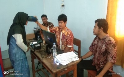 TIGA PULUH SISWA MAN 1 REMBANG IKUTI REKAM DATA E-KTP